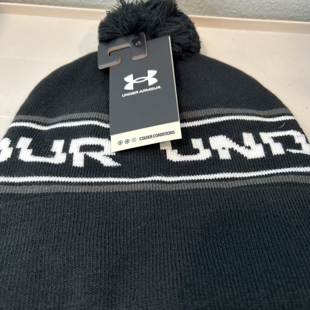 Under Armour Mens Halftime Pom Beanie Black White Logo 1379985 NEW